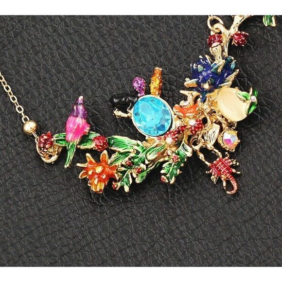 🌻 Betsey Johnson stunning bib style flowered necklace 🌻 - Picture 2 of 9